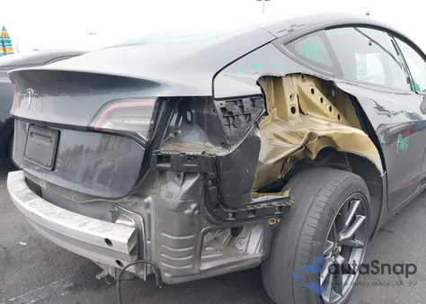 2021 Tesla Model 3 Standard Range Plus Rear-Wheel Drive z USA, uszkodzony, nr VIN 5YJ3E1EA1MF052590